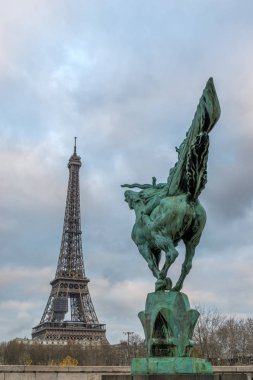 Paris sabah River Seine Eyfel Kulesi