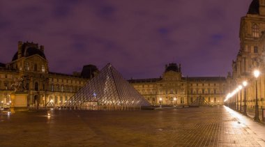 akşam Ünlü Louvre Müzesi Louvre piramit ile görünümü
