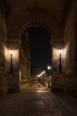 akşam Ünlü Louvre Müzesi Louvre piramit ile görünümü