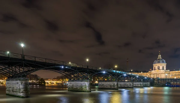 Rivier de Seine met de Pont des Arts en Institut de France's nachts ik — Stockfoto