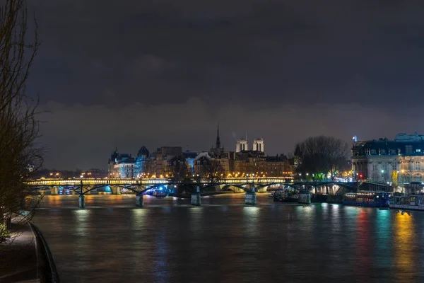 川セーヌ Pont des Arts との Institut de フランス夜私 — ストック写真