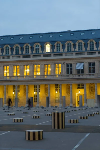 Colonnes de Buren в Королевском дворце Парижа — стоковое фото
