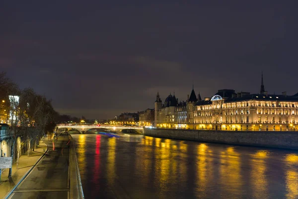 Night view of Conciergerie Castle and Pont Notre-Dame bridge — Stock Photo, Image