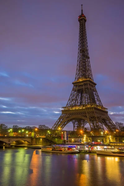 De Eiffeltoren in Parijs van de rivier de Seine in ochtend — Stockfoto