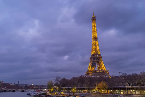 París Diciembre 2017 Torre Eiffel Iluminada Desde Puente Pont Bir —  Fotos de Stock