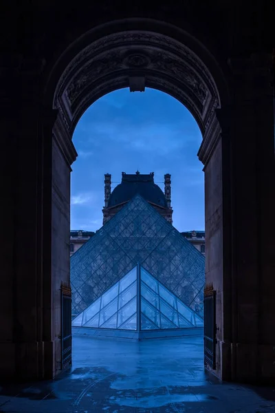 В знаменитом музее Лувра с Луи Пирамидой на вечере — стоковое фото