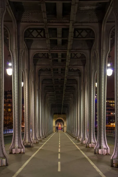 Bridge pont de Bir-Hakeim that crosses the Seine River in Paris — Stock Photo, Image