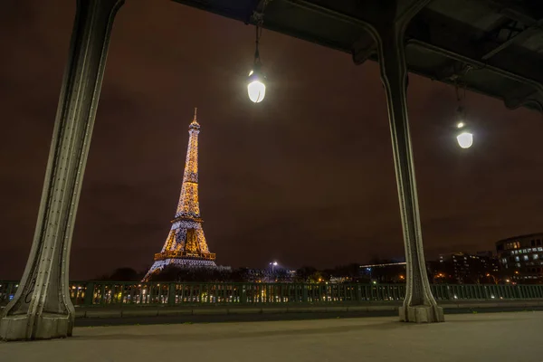 A Torre Eiffel em Paris a partir do rio Sena de manhã — Fotografia de Stock