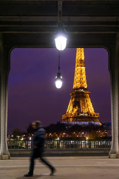 París Diciembre 2017 Torre Eiffel Iluminada Desde Puente Pont Bir —  Fotos de Stock