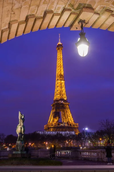 Paris Dezembro 2017 Torre Eiffel Iluminada Ponte Pont Bir Hakeim — Fotografia de Stock