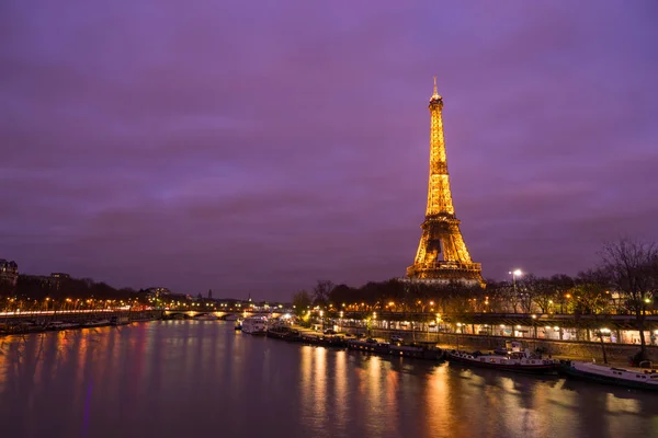 Paris Dezembro 2017 Torre Eiffel Iluminada Ponte Pont Bir Hakeim — Fotografia de Stock