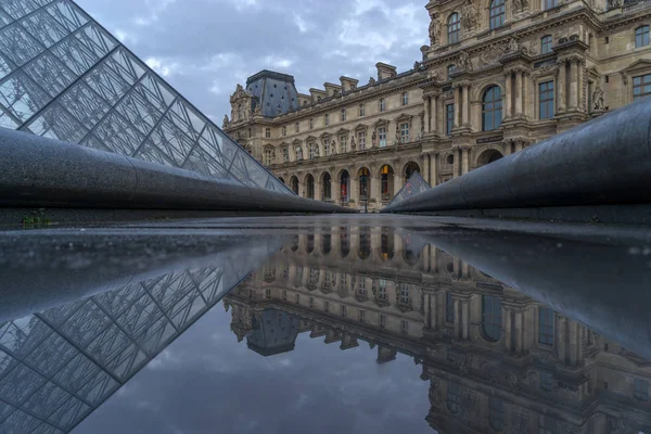 Iew do famoso Museu do Louvre com Pirâmide do Louvre à noite — Fotografia de Stock