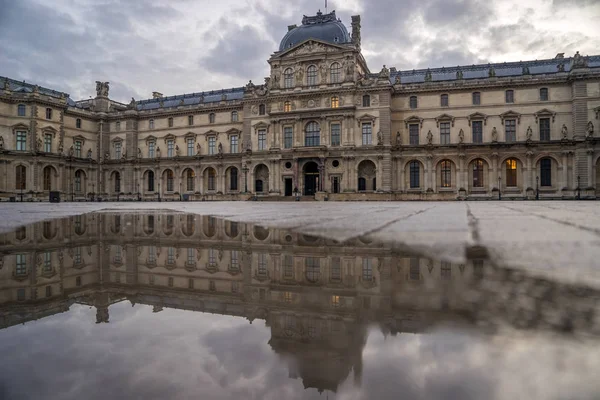 IEW van beroemde Louvre Museum met Louvre piramide bij avond — Stockfoto