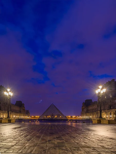 Iew of famous Louvre Museum with Louvre Pyramid at evening — Stock Photo, Image