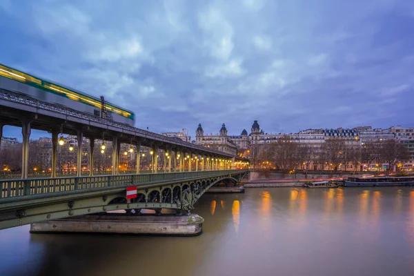 Puente pont de Bir-Hakeim que cruza el río Sena en París — Foto de Stock