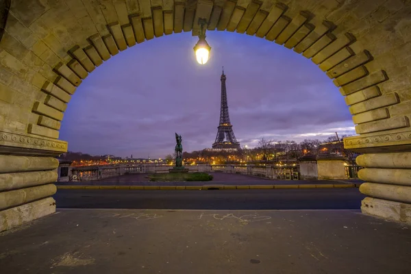 비르-하 킴 금속 다리 아침에, 파리에서에서 에펠 탑 — 스톡 사진