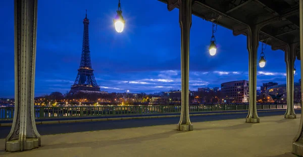 Turnul Eiffel de pe podul metalic Bir-Hakeim dimineața, Paris — Fotografie, imagine de stoc