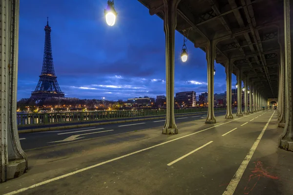 Eiffelturm von der metallbrücke bir-hakeim am morgen, paris — Stockfoto
