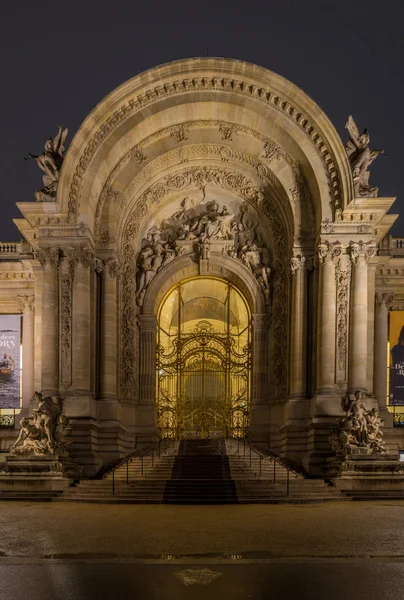 Het Petit Palais in de schemering in Parijs Frankrijk — Stockfoto