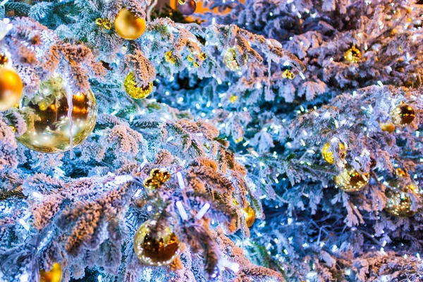黄金のバブルとクリスマス ツリー装飾としてぶら下がっている多くのライト — ストック写真