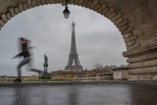 Torre Eiffel desde el puente metálico de Bir-Hakeim por la mañana, París —  Fotos de Stock