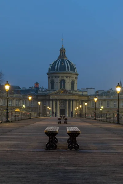 Ποταμός τράτα με γέφυρα Pont des Arts και Institut de France το βράδυ αυτό — Φωτογραφία Αρχείου