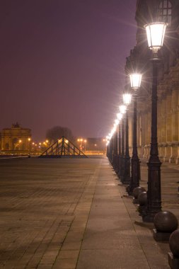 akşam Ünlü Louvre Müzesi Louvre piramit ile görünümü