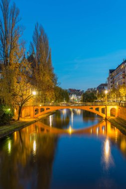 Petite France geleneksel yarı ahşap evleri.