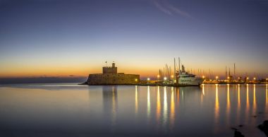 Rodos Yunanistan 'ın Mandraki limanındaki Agios Nikolaos Kalesi
