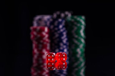 Zarlı poker bir yeşil oyun poker masada Poker fişleri