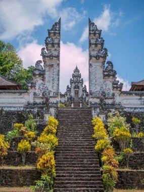 Geleneksel büyük kapı girişi Tapınağı. Bali Hindu tapınağı. 