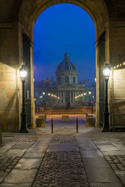 Ποταμός τράτα με γέφυρα Pont des Arts και Institut de France το βράδυ αυτό — Φωτογραφία Αρχείου