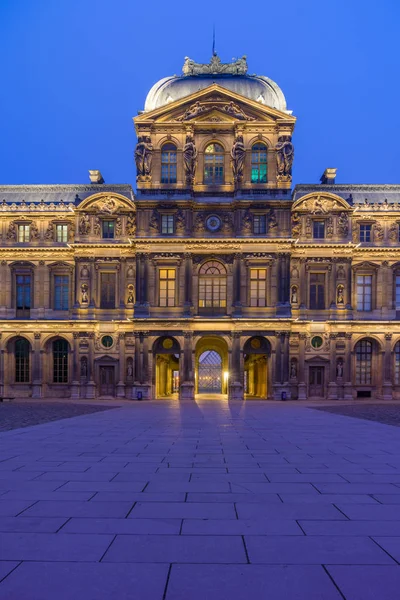 Iew del famoso Museo del Louvre con la Pirámide del Louvre por la noche —  Fotos de Stock