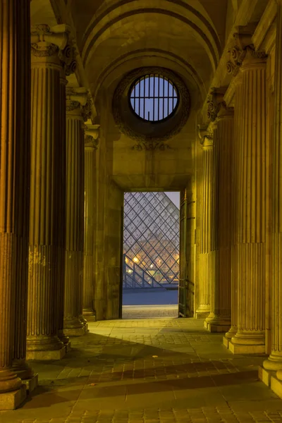 Iew del museo famoso del Louvre con la piramide del Louvre alla sera — Foto Stock