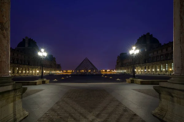 Iew del famoso Museo del Louvre con la Pirámide del Louvre por la noche —  Fotos de Stock