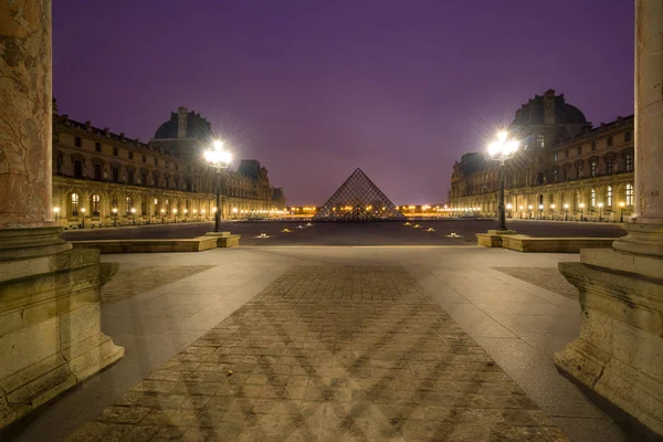 Akşam Ünlü Louvre Müzesi Louvre piramit ile görünümü — Stok fotoğraf