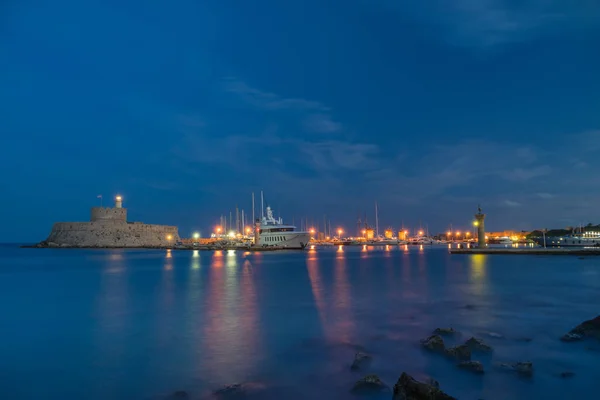 De ingang van de haven in Rhodos eiland — Stockfoto