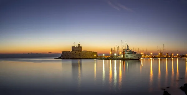 Фортеця Агіос Ніколаос біля мандракійської гавані Родос Греція. — стокове фото