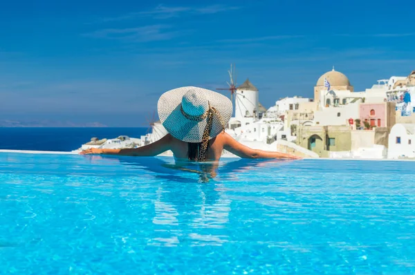 Mulher desfrutando de relaxamento na piscina e olhando para a vista — Fotografia de Stock