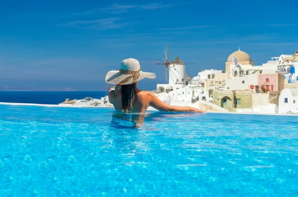 Žena se těší relaxace v bazénu a při pohledu na pohled — Stock fotografie