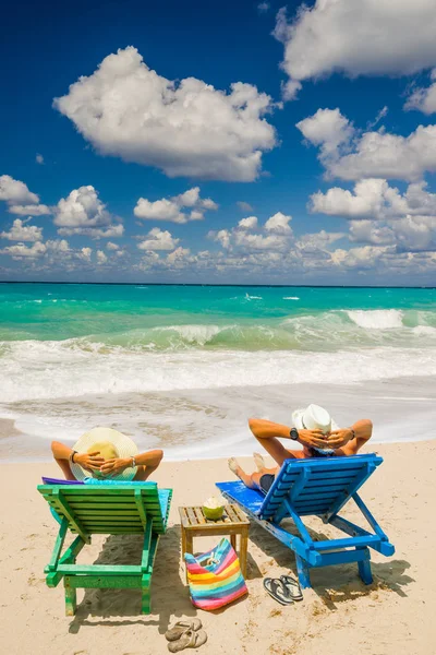 Coppia sulla spiaggia al resort tropicale Viaggi — Foto Stock