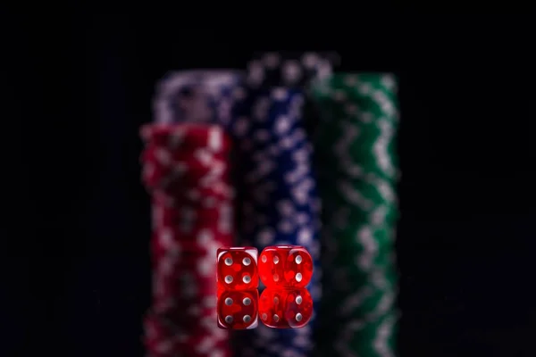Żetony na stole do pokera zielony gry z kości pokerowe o — Zdjęcie stockowe