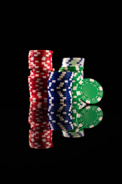 Καζίνο μάρκες στο τραπέζι του πόκερ — Φωτογραφία Αρχείου