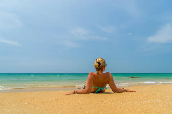 Vrouw op het strand — Stockfoto