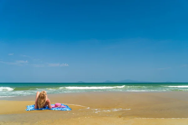 Mulher na praia — Fotografia de Stock