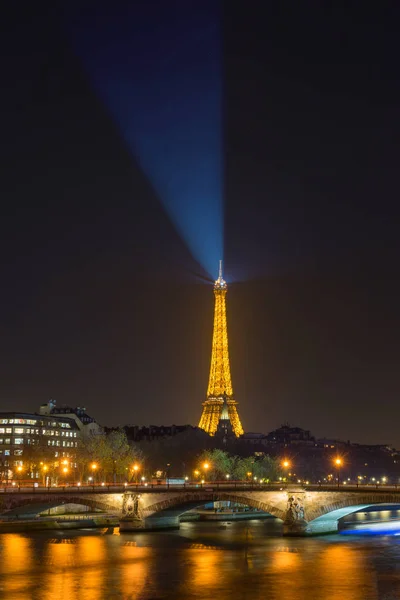 The Eiffel tower at Paris from the river Seine in morning — Stock Photo, Image