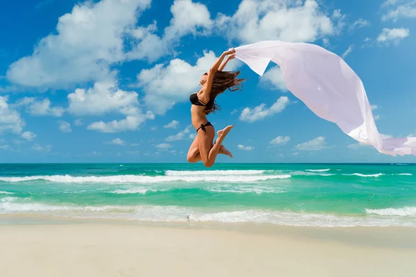 Vrouw op het strand — Stockfoto