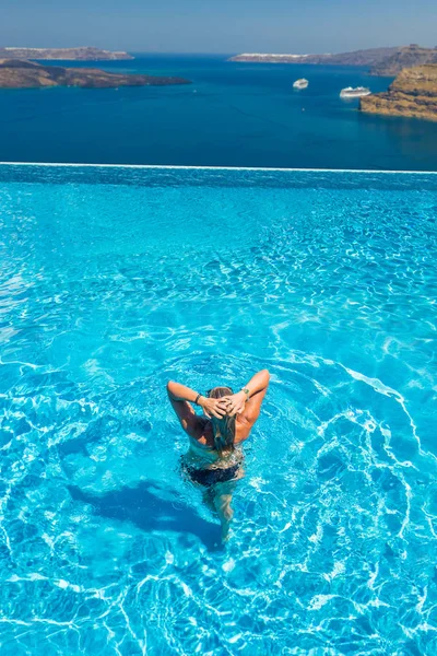 Mulher desfrutando de relaxamento na piscina e olhando para a vista — Fotografia de Stock