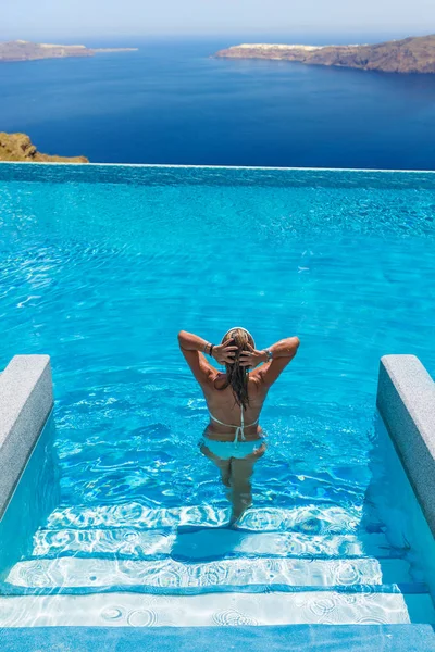 Donna che si gode il relax in piscina e guarda la vista — Foto Stock