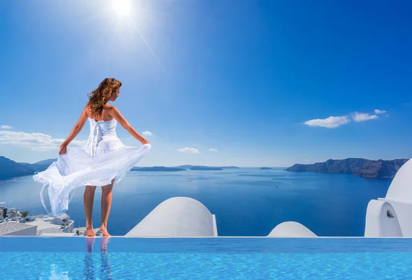 Sposa in piedi sul bordo della piscina a sfioro — Foto Stock